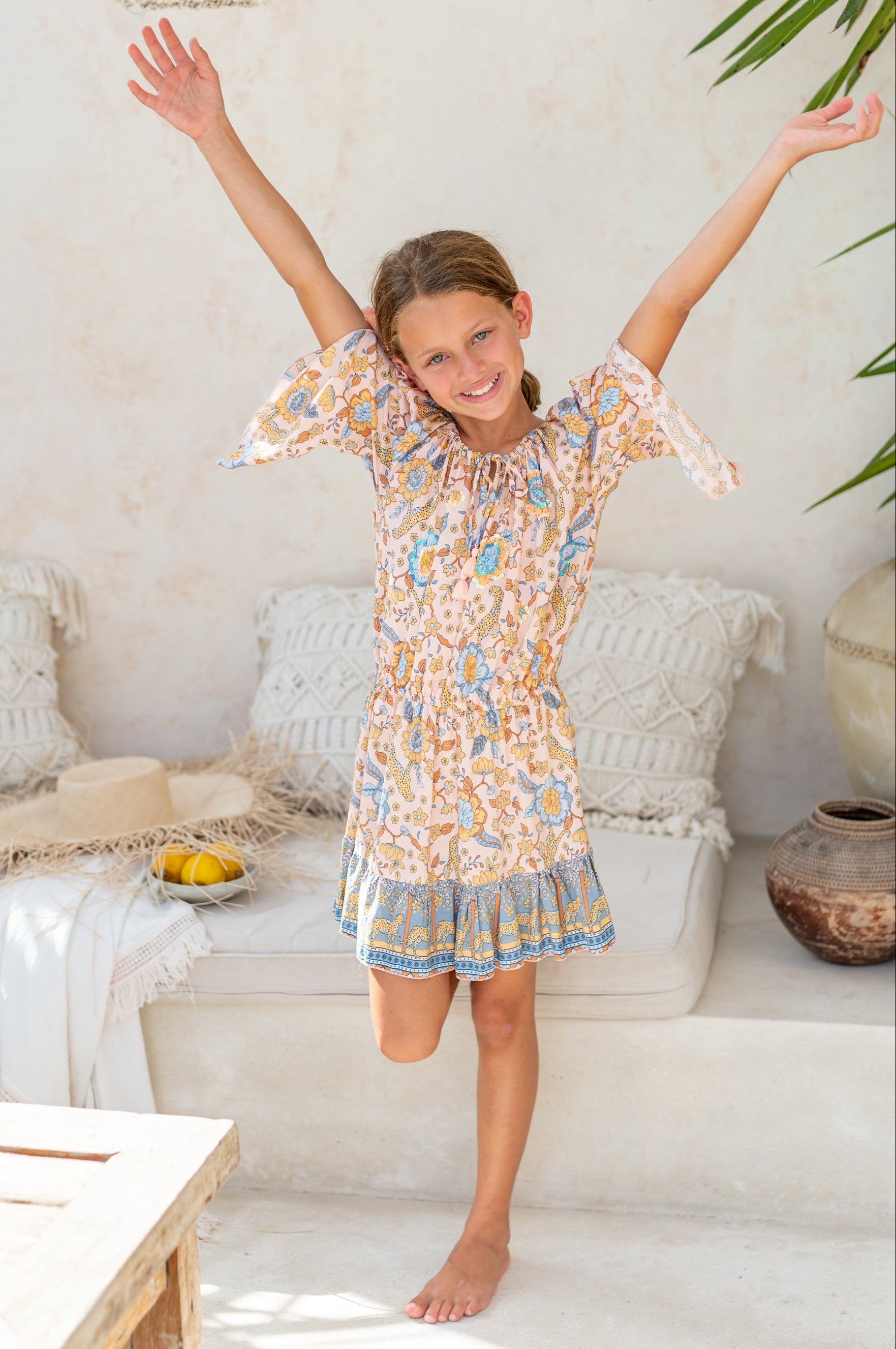 🌸 BACK TO SCHOOL KLEID– BLUE PEACH FLOWER, GRÖSSE 6- 8 JAHRE