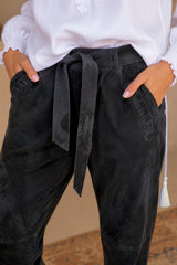 Noir Luxe – Hose aus handgefertigtem Ziegenveloursleder